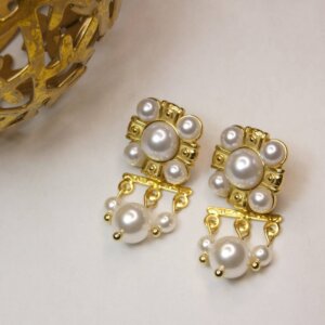 Boucles d'oreilles carrées dorées et blanches, d'inspirations romaine. Bijou en exemplaire unique Sophia Célesta