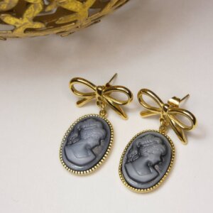 Boucles d'oreilles nœud doré avec pendant imitation camée gris. Bijou en exemplaire unique Sophia Célesta
