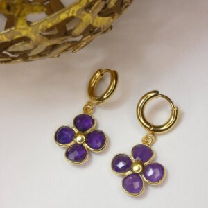 Boucles d'oreilles créoles en acier inoxydable doré et pendentif fleur en pierre violette et acier inoxydable doré. Bijou en exemplaire unique Sophia Célesta