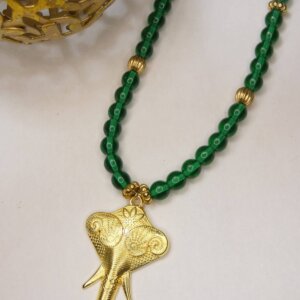 collier en perles vertes en verre et pendentif doré éléphant. Bijou Sophia Célesta en exemplaire unique